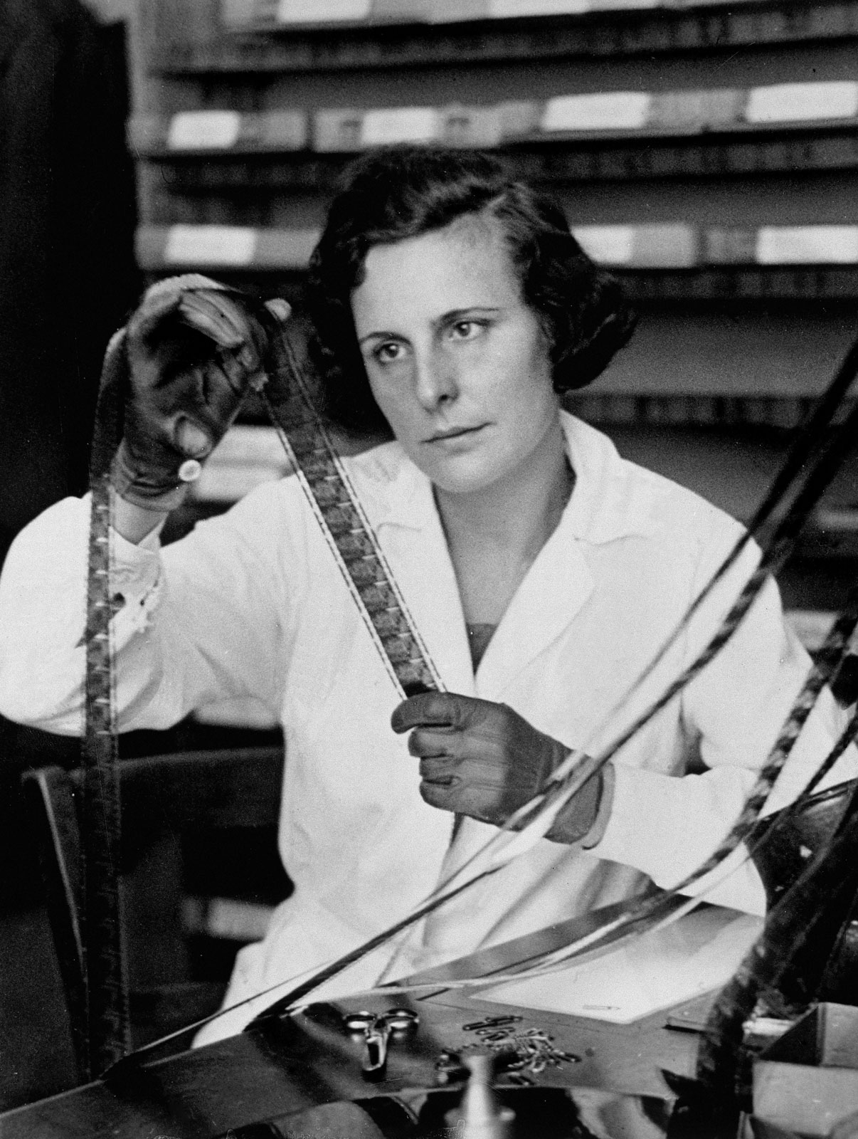 LENI RIEFENSTAHL AM SCHNEIDETISCH, 1035 © AUTOR/-IN UNBEKANNT | QUELLE: WIKIPEDIA
